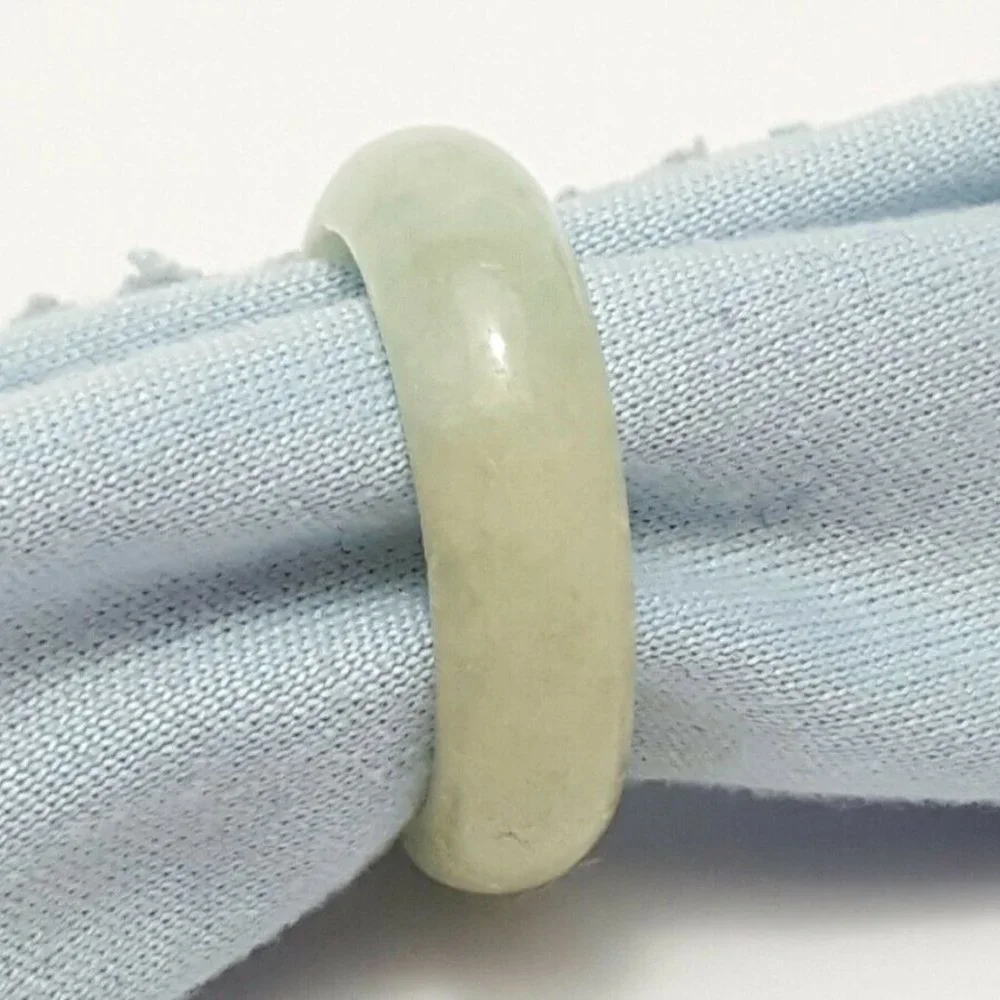 Beautiful Green Jade Wedding Ring Band Size 5.25 - Nice!